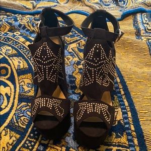 Just Fab black and gold wedge shoes